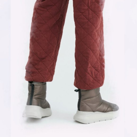 Free People Shoes - Free People SNOW TO SURF quilted puffer boots 7M